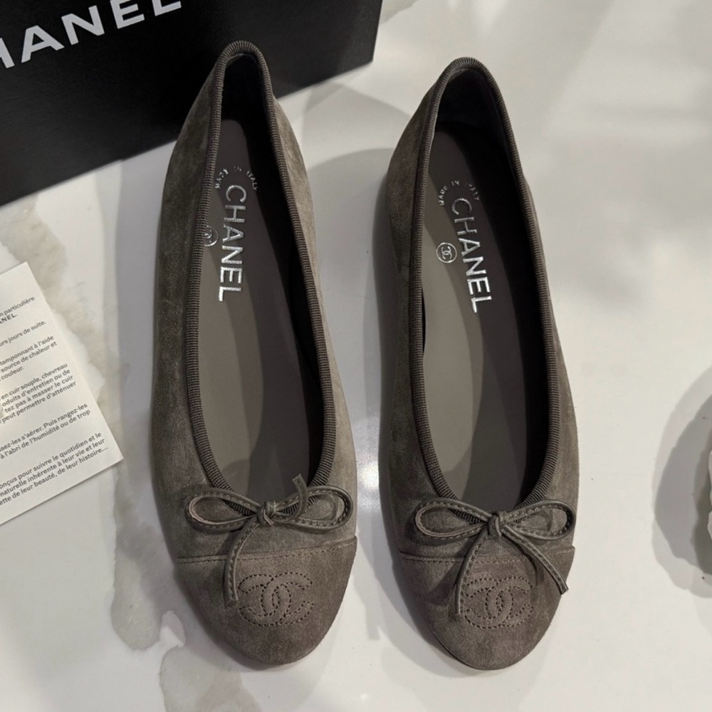 NWT Chanel Gray Suede Ballet Flat, Size 37